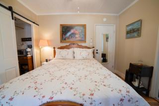 Sleeps 2 Private Entrance, Spa Tub, Near Casino - 4