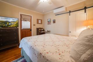 Sleeps 2 Private Entrance, Spa Tub, Near Casino - 6