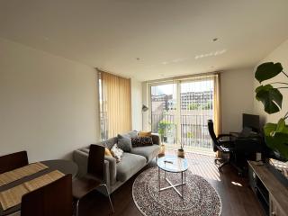 Flat in Surrey Quays - 1