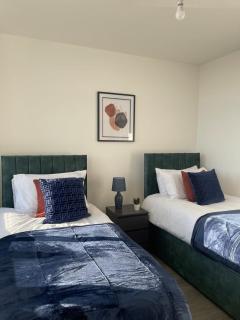 The Felix Apartments - 3 Bedrooms - FREE Parking - Close to train station - 7