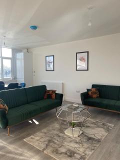 The Felix Apartments - 3 Bedrooms - FREE Parking - Close to train station - 5