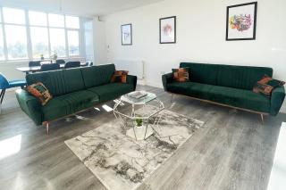 The Felix Apartments - 3 Bedrooms - FREE Parking - Close to train station - 3