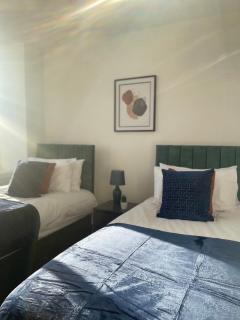 The Felix Apartments - 3 Bedrooms - FREE Parking - Close to train station - 2