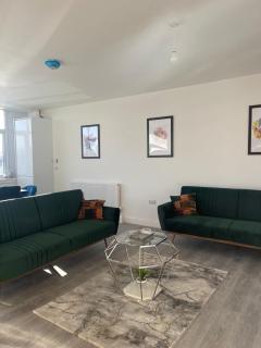 The Felix Apartments - 3 Bedrooms - FREE Parking - Close to train station - 1