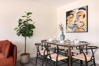 Unwind in Spacious 2BR Apt Sleeps 6 with Parking - Glendale - 4