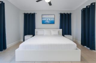 Luxurious 3-Bedroom House w Priv Pool Game Room - 6