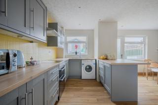 Anjore House - Modern Home walking to City Centre with Parking - 2