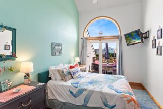 NV8 - HAPPY hOURS ON THE SOUND - 1