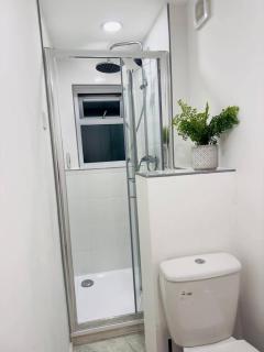 Romford Retreat - Spacious 4 Bedroom House - 3