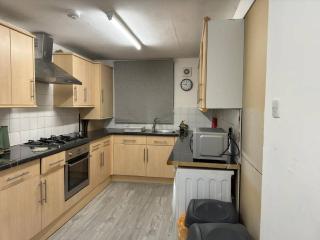 Romford Retreat - Spacious 4 Bedroom House - 2