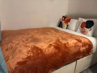 Romford Retreat - Spacious 4 Bedroom House - 1