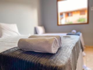 Flat com 1 quarto com ar split, sala e cozinha completa, No condomínio Portal do Atlântico a 100m praia de Taperapuã (Barraca do Gaúcho) , portaria 24hrs, piscina. - 1