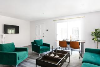 Relax in Spacious 3BR Apt Sleeps 8 and Parking - Glendale - 8