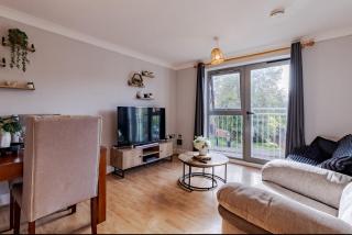 Contractor-Friendly, Private Gated Parking, Fast WiFi, Sofa Bed & Netflix, 5-Min Walk to City Centre, 15-Min Walk to Train Station, Ideal for Relocators & Families - 0