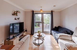 Contractor-Friendly, Private Gated Parking, Fast WiFi, Sofa Bed & Netflix, 5-Min Walk to City Centre, 15-Min Walk to Train Station, Ideal for Relocators & Families - 6