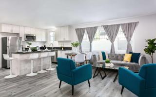 Modern 3BR Apt with Parking in Glendale - 9