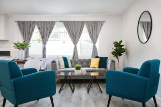 Modern 3BR Apt with Parking in Glendale - 0