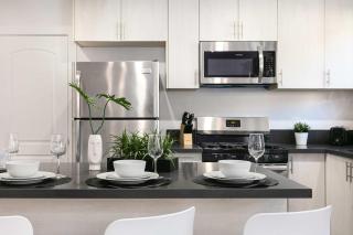 Modern 3BR Apt with Parking in Glendale - 2