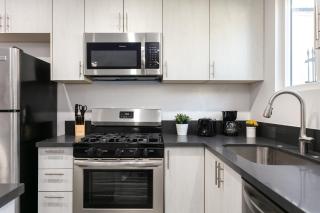 Modern 3BR Apt with Parking in Glendale - 1