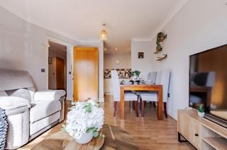 Contractor-Friendly, Private Gated Parking, Fast WiFi, Sofa Bed & Netflix, 5-Min Walk to City Centre, 15-Min Walk to Train Station, Ideal for Relocators & Families - 3