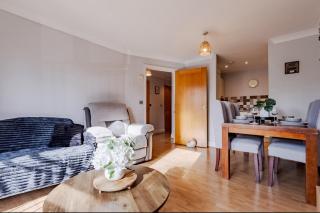 Contractor-Friendly, Private Gated Parking, Fast WiFi, Sofa Bed & Netflix, 5-Min Walk to City Centre, 15-Min Walk to Train Station, Ideal for Relocators & Families - 4