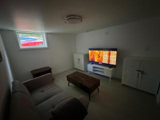 Modern 2 Bedroom Suite, Excellent Location Near Downtown & Airport - 5