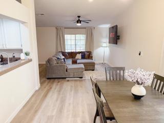 8 Mins From The Strip & 5 From Airport with Pool - 9