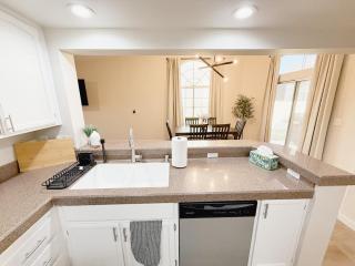 8 Mins From The Strip & 5 From Airport with Pool - 6