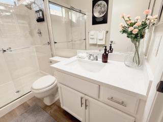 8 Mins From The Strip & 5 From Airport with Pool - 2