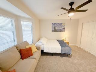 8 Mins From The Strip & 5 From Airport with Pool - 3