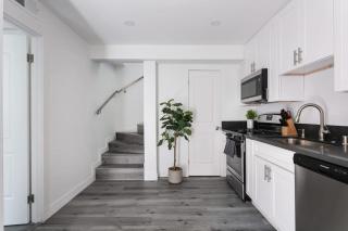 Enjoy Stylish 3BR Apt Sleeps 6 with Free Parking - Glendale - 8