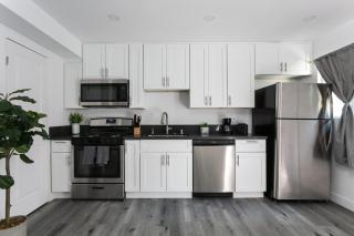 Enjoy Stylish 3BR Apt Sleeps 6 with Free Parking - 0