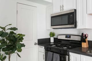 Enjoy Stylish 3BR Apt Sleeps 6 with Free Parking - 5