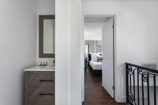 Enjoy Stylish 3BR Apt Sleeps 6 with Free Parking - 3