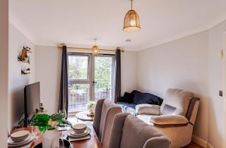 Contractor-Friendly, Private Gated Parking, Fast WiFi, Sofa Bed & Netflix, 5-Min Walk to City Centre, 15-Min Walk to Train Station, Ideal for Relocators & Families - 2