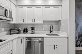 King suite near Epic & Universal, free parking - 4