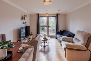 Contractor-Friendly, Private Gated Parking, Fast WiFi, Sofa Bed & Netflix, 5-Min Walk to City Centre, 15-Min Walk to Train Station, Ideal for Relocators & Families - 7
