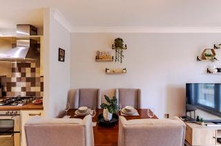 Contractor-Friendly, Private Gated Parking, Fast WiFi, Sofa Bed & Netflix, 5-Min Walk to City Centre, 15-Min Walk to Train Station, Ideal for Relocators & Families - 2