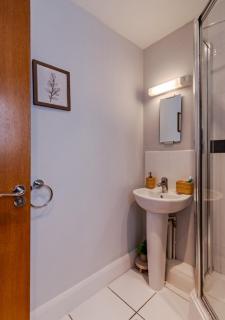 Contractor-Friendly, Private Gated Parking, Fast WiFi, Sofa Bed & Netflix, 5-Min Walk to City Centre, 15-Min Walk to Train Station, Ideal for Relocators & Families - 1