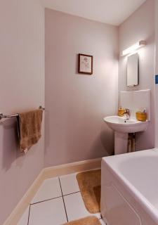 Contractor-Friendly, Private Gated Parking, Fast WiFi, Sofa Bed & Netflix, 5-Min Walk to City Centre, 15-Min Walk to Train Station, Ideal for Relocators & Families - 3