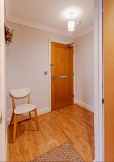 Contractor-Friendly, Private Gated Parking, Fast WiFi, Sofa Bed & Netflix, 5-Min Walk to City Centre, 15-Min Walk to Train Station, Ideal for Relocators & Families - 9
