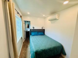 Hibiscus Hale - Perfect for 2! - 5