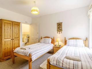 3 Bed in Thornham KT022 - 2