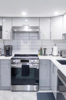 Entire Superior 2-bedroom private suite - 2
