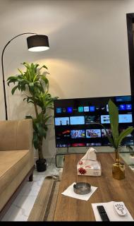 شقه غرفه وصاله وإطلاله وطاولة طعام هاديه وآنيقه - 1