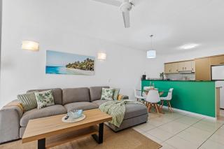 Urban Tropics Modern Resort Apartment near Cairns CBD - 1