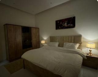 شقه وغرفه وصاله ومطبخ كامل هاديه عائليه - 0