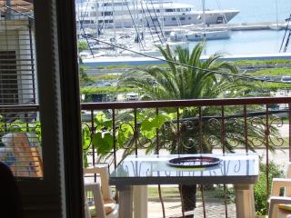 Apartments by the sea Kastel Gomilica, Kastela - 22370 - 1