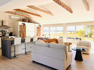 Waterfront Cottage ''The Dream'' with Hot Tub, near Parlee Beach - 1