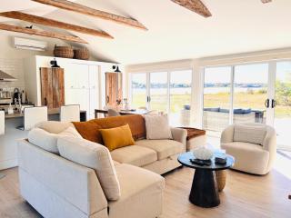 Waterfront Cottage ''The Dream'' with Hot Tub, near Parlee Beach - 4